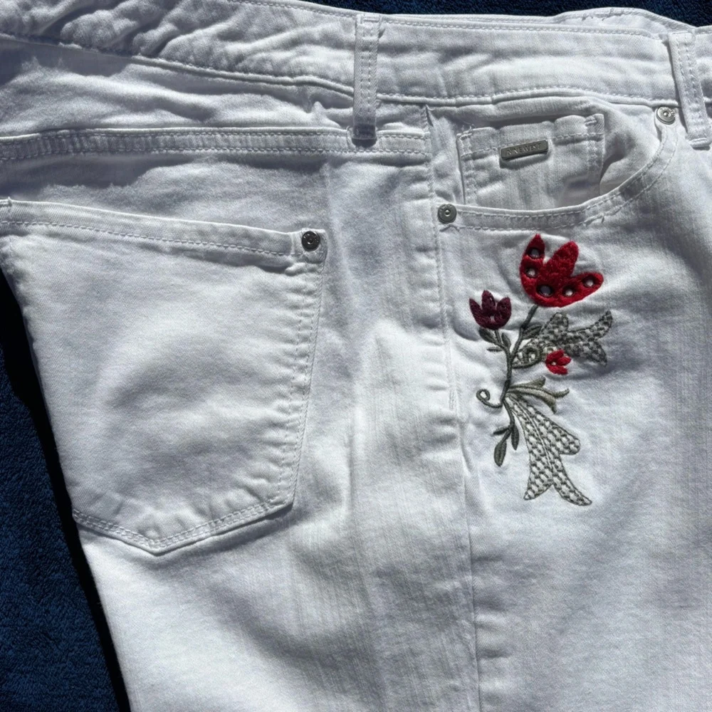 Nine West Jeans White Embroidered Chrystie Capri Women’s Size 14 💥Host Pick💥 - Picture 5 of 15